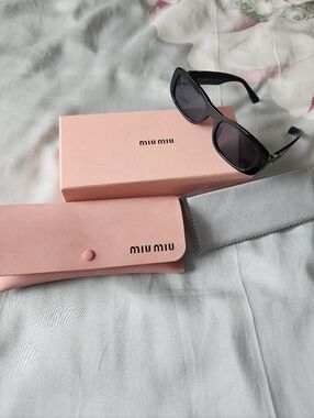 BRAND NEW IN BOX Black Rectangular Sunglasses with Pink Case
